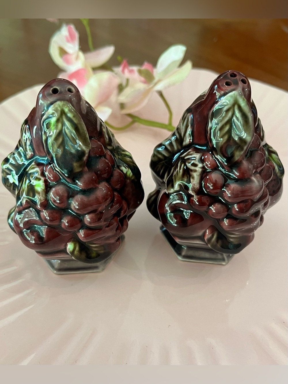 Vintage Mid-Century Modern Inarco Japan Embossed Grapes Salt & Pepper Shaker Set